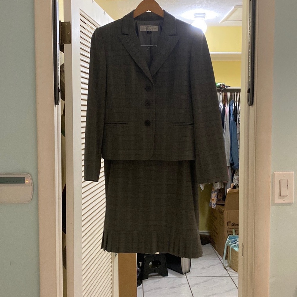 Women Tahari suit skirt size 6 petite